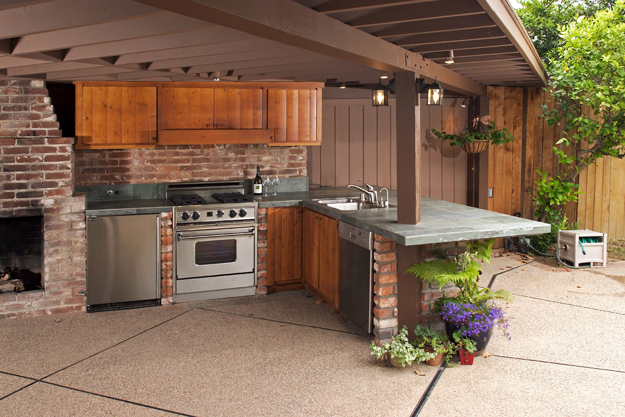 Image of a complete outdoor kitchen